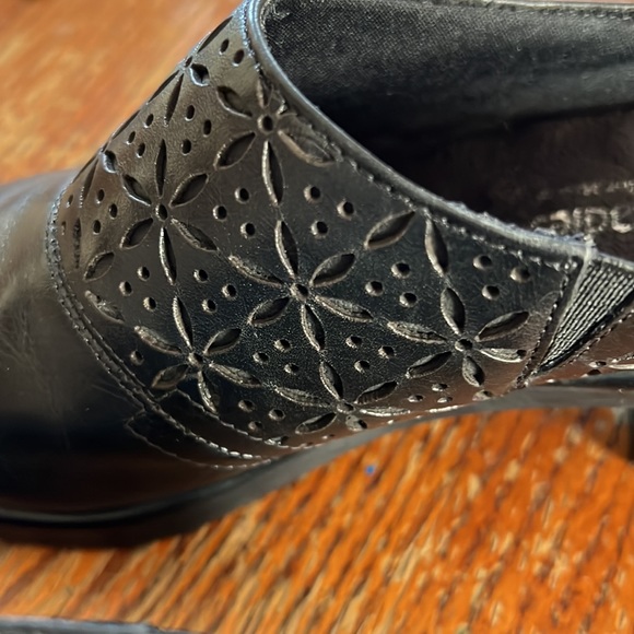Walking Cradles Black Cutout Mules Sz 7 - Picture 2 of 6